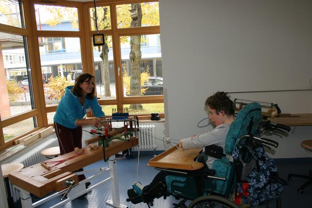 Susanne Voß vom Fritz-Felsenstein-Haus sägt mit Johanna