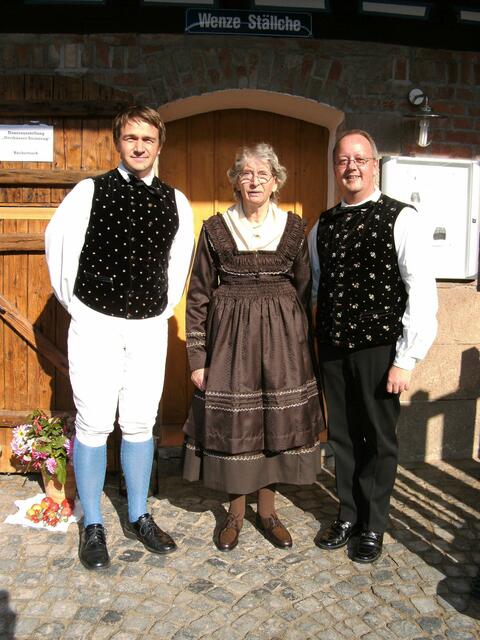 Gertrud Klös aus Simtshausen stellt sich mit J. Homberger und E. Hofmann zum Erinnerungsfoto