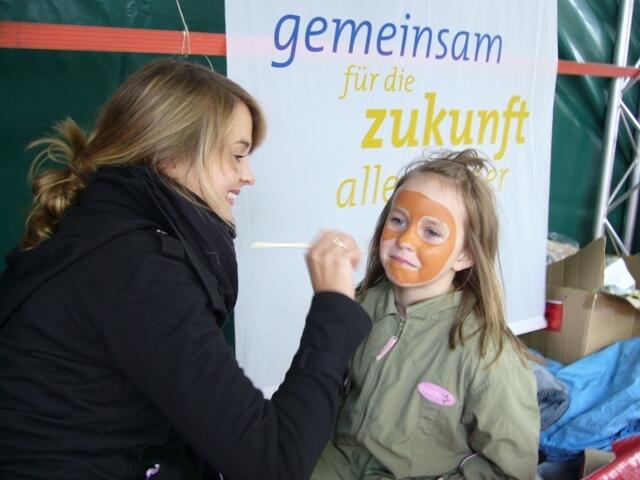 Mareike Hille und ihre Schwester Svenja hatten viele Kindergesichter zu bemalen.
