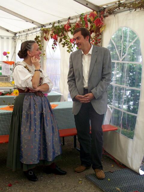 Trachtenberaterin Monika Hoede und 1. Bgm. Hubert Fischer