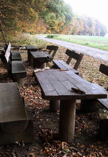 Zum Verschnaufen oder Verweilen ein paar Bänke - Essen und Trinken bitte mitbringen