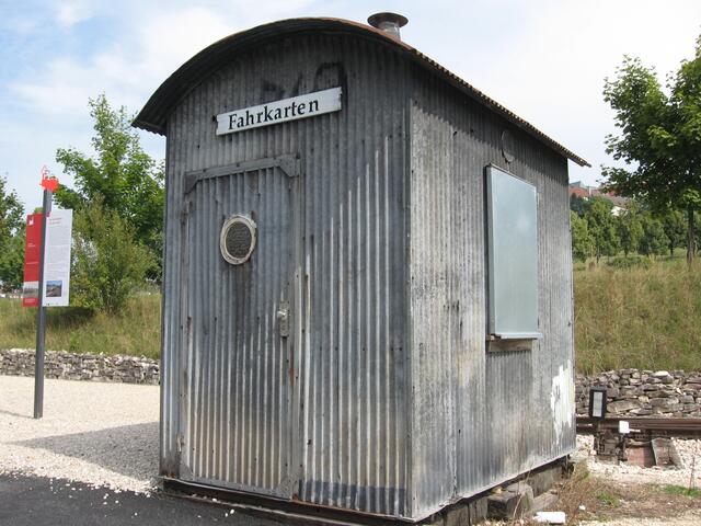 in diesem Blechgehäuse mag es sommes ganz gut warm werden beim Fahrkartenverkauf!