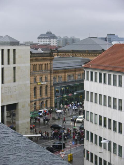Blick vom Parkdeck zum Bahnhof