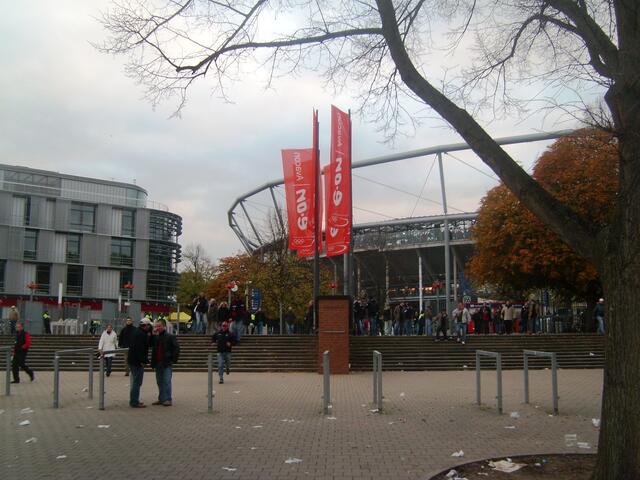 Die ersten Fans verlassen das Stadion