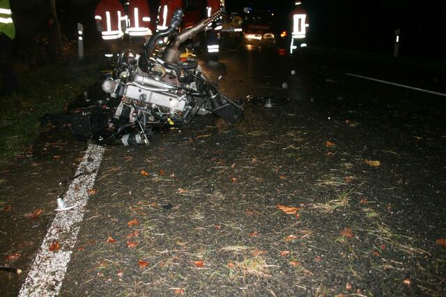 Der Motorblock wurde herausgerissen und blieb auf der Straße liegen