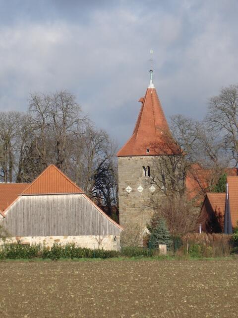 Scheunenwand und Kirchturm