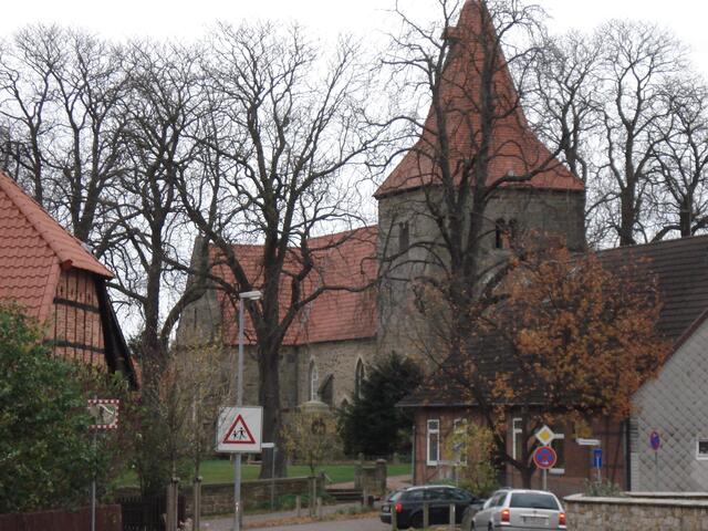 umgeben von alten Kastanienbäumen