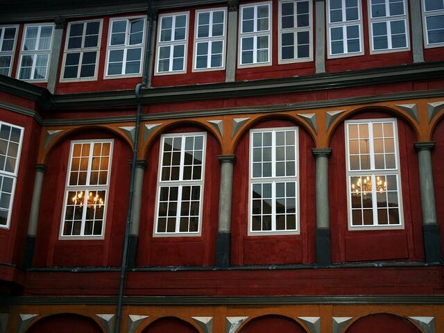 Im Schloss zu Wolfenbüttel; mir fällt dabei das Gedicht ein: "Markt und Straßen stehn verlassen, still erleuchtet jedes Haus ..."