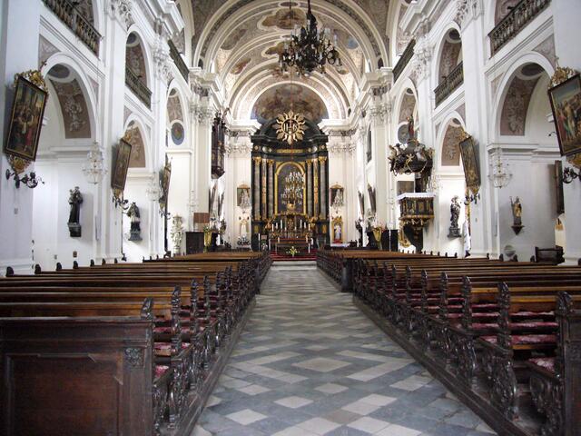 Hauptportal der barocken Stiftskirche in Ottmachau.