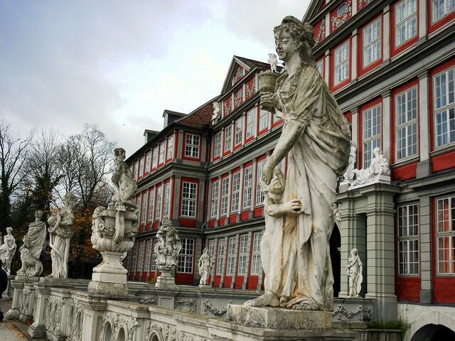 Noch heute umgibt ein Wassergraben das Schloss.