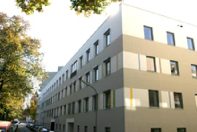 Das neue Schulgebäude in der Unteren Jakobermauer 11.