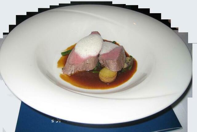 Rosa gebratenes Kalbsfilet mit Trüffelsauce an Bohnengemüse und Trompetenpilze