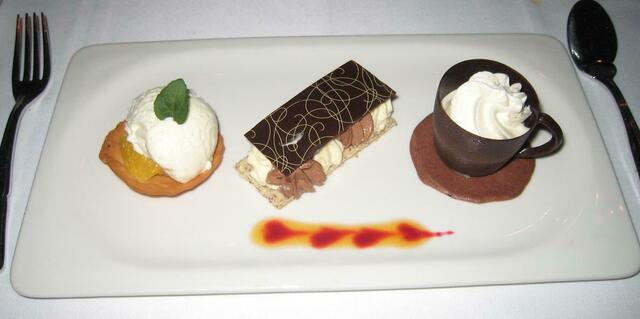 1. Hippenblüte mit Orangen - Ingwersalat und Topfenmousse 2.    Biskuittörtchen mit weißem Pralinenmousse 3. Schuhbecks geeister Kaiserschmarrn in der Schokoladentasse mit Kardamomsahne