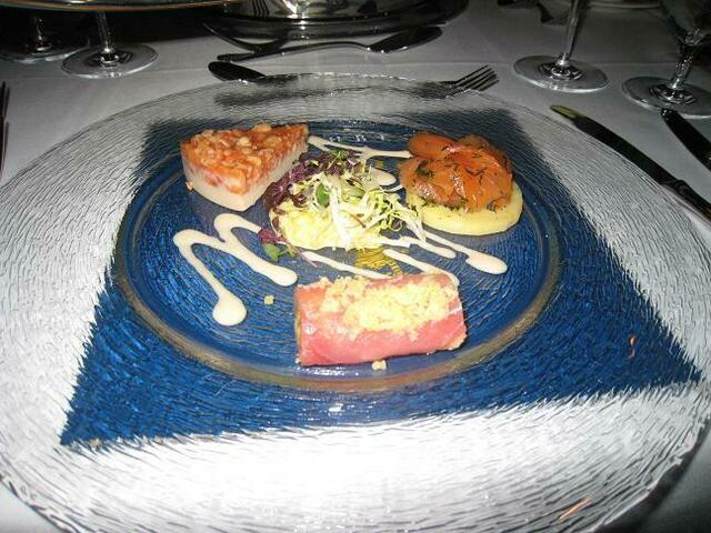 1. Kartoffelmousseline mit Lachstartar 2. Törtchen vom geräucherten Heilbutt und Rosa Crevette 3. Marinierte Roulade vom roten Thunfisch gefüllt mit Gemüse