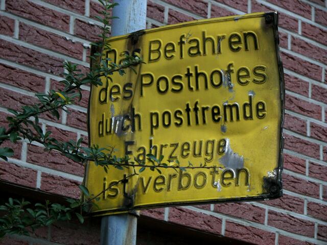 Deutlich zu lesen steht da, es dürfen da nur postinterne Fahrzeuge fahren und somit abgestellt stehen.