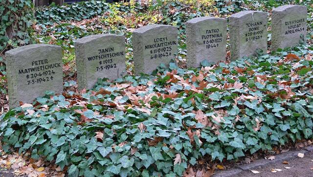 Kriegsgräber am Ehrenmal