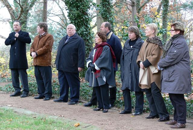 Von links: Ortsbürgermeister Jürgen Buchholz, Dirk Rentz, Rudolf Schäfer von der Soldatenkameradschaft, Elfriede Möhle und Rainer Hennig, Ingelore Rosinke, Tove Knebusch und Marion Klöhn. Ortsrat Dollbergen.