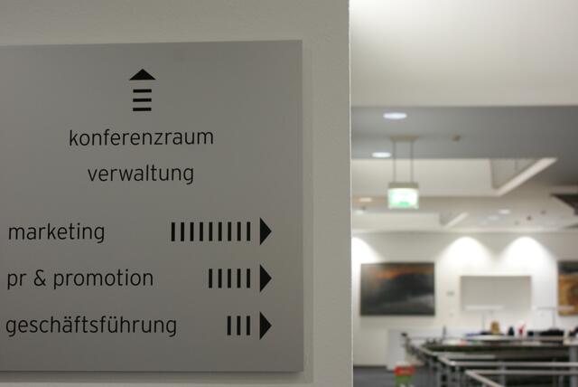 Stylische Wegweisung