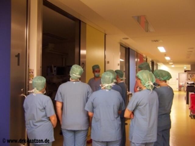 Dr. Herold erklärt den DRKlern eine der sechs Patientenboxen auf der Intensivstation