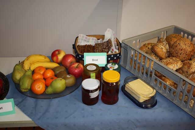 Marmelade und frische Vollkornbrötchen