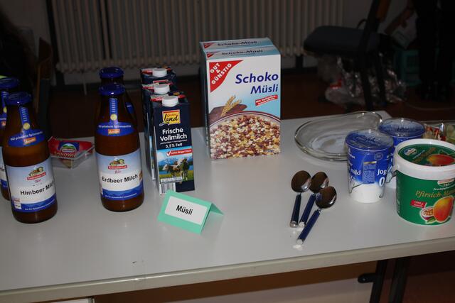 Frische Erdbeermilch und Müsli
