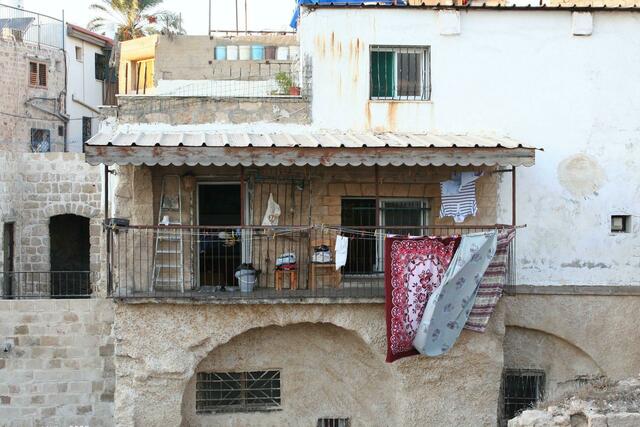 Blick auf einen Balkon von der Stadtmauer in Akko.