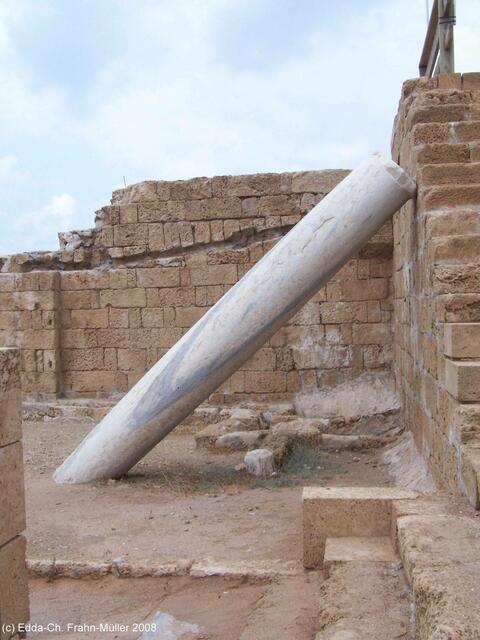 Caesarea: Eine römische Marmorsäule. Daran kann man sehen, wie hoch Caesarea eingeschätzt war: Da es in Israel keinen Marmor gibt, musste diese Säule, ebenso wie ihre Kollegen ;-), aus Rom hertransportiert werden.
