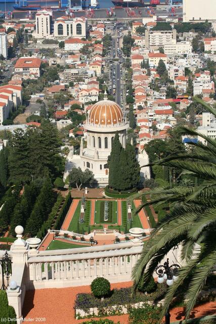 Haifa: Die hängenden Gärten der Bahai mit dem Schrein des Bab; Blick vom Karmel.