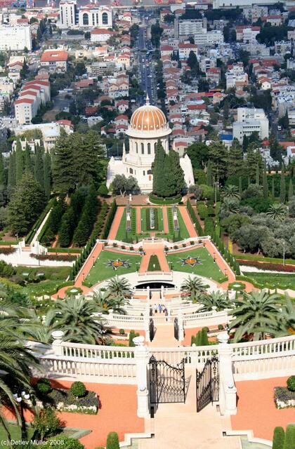 Haifa: Die hängenden Gärten der Bahai mit dem Schrein des Bab; Blick vom Karmel.
