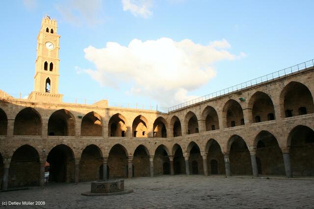 Die alte Karawanserei in Akko. Es gab Bestrebungen, diese Karawanserei zu einem Touristen-Shopping-Center umzubauen. Allerdings fragte man sich dann gerade noch rechtzeitig, ob es denn wirklich genügend Touristen nach Akko ziehen würde ...
