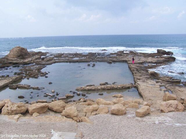 Caesarea: Ein Teil der alten und größtenteils versunkenen antiken Hafenanlagen.
