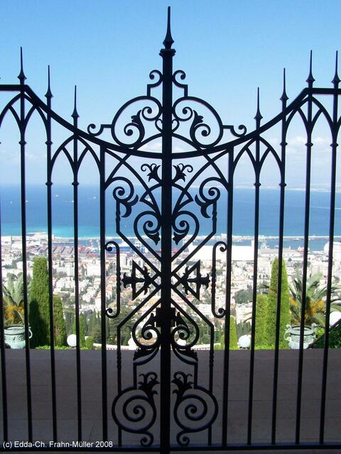Haifa: Schmiedeeisernes Tor in den Bahai-Gärten.