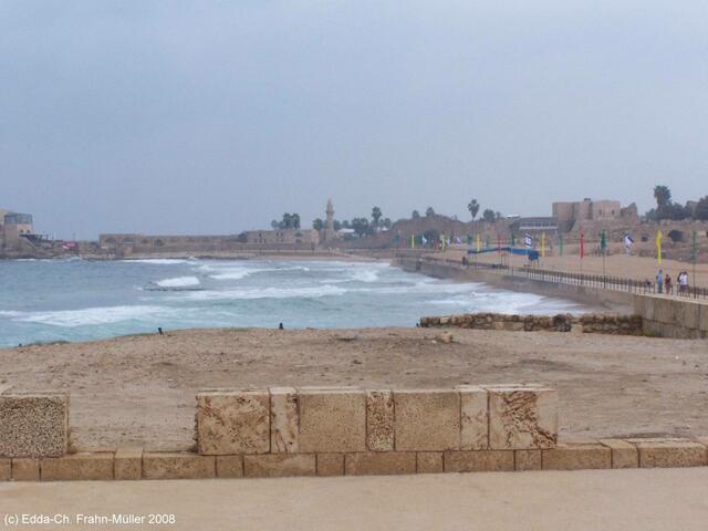 Caesarea: Blick über das Hippodrom zur Kreuzritterburg.
