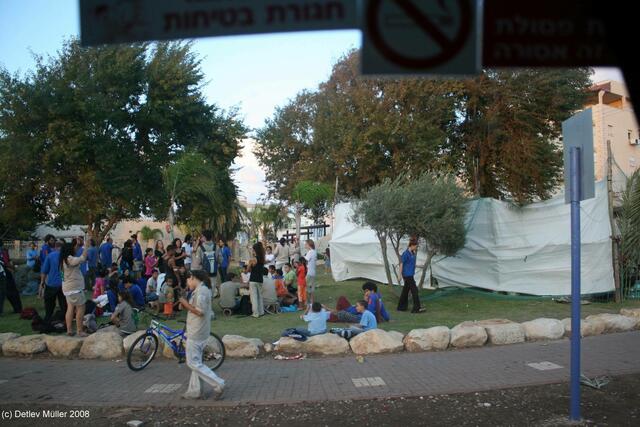 2 Tage vor unserem Besuch gab es Straßenschlachten in Akko zwischen Arabern und Juden. Aber als wir da waren, hatte man schon Friedenszelte aufgebaut, und alle vertrugen sich wieder.