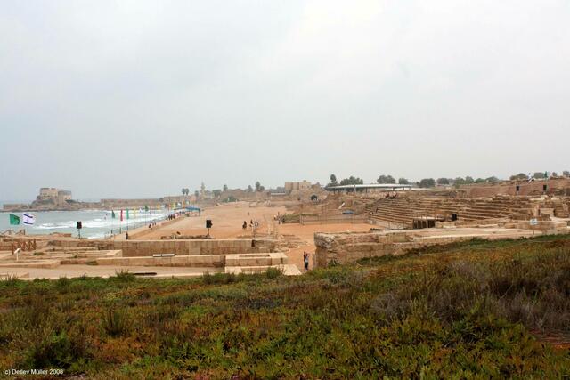 Caesarea: Blick über das Hippodrom zur Kreuzritterburg.