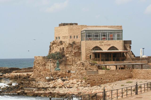 Caesarea: Alt und neu: Eine Sushi-Bar auf den Überresten der alten Kreuzritteranlage.