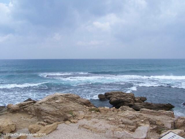 Caesarea: Ein Teil der alten und größtenteils versunkenen antiken Hafenanlagen.
