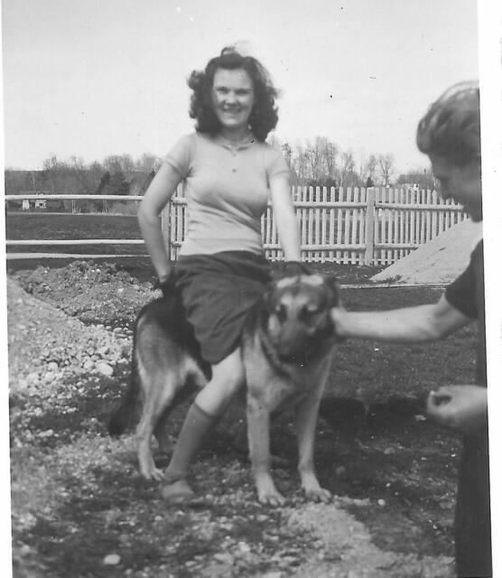 Isolde Schwarfischer 1951 beim Bau ihres Hauses, das damals ganz allein in der Bahnhofstraße stand