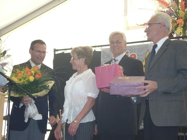 Abschied von Altbürgermeister Sartor eingebunden in das Meitinger Bürgerfest 2008. v.l.n.r. Bürgermeister Michel Roy (Pouzauges), Gisela Sartor, Altbürgermeister Alfred Sartor, Komiteevorsitzender Gerard Poupin