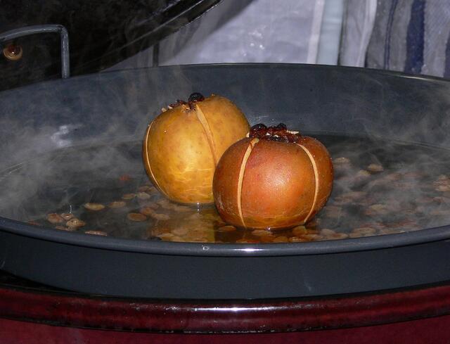 Bratapfel gefüllt, im Gasgrill vom "Smokergott" bereitet.