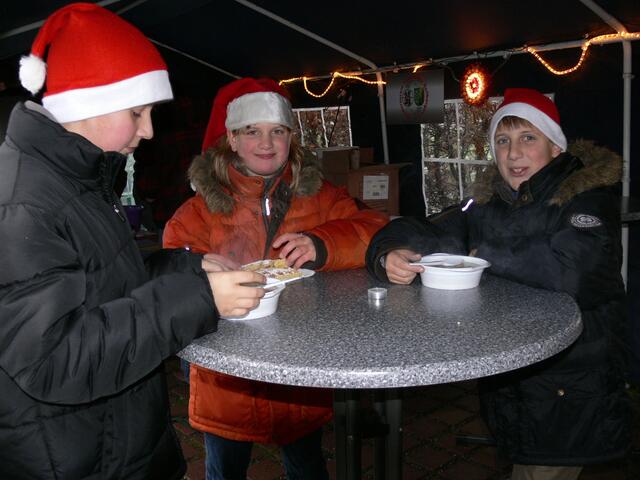 Die Jugend lässt sich Erbsensuppe und Waffeln schmecken.