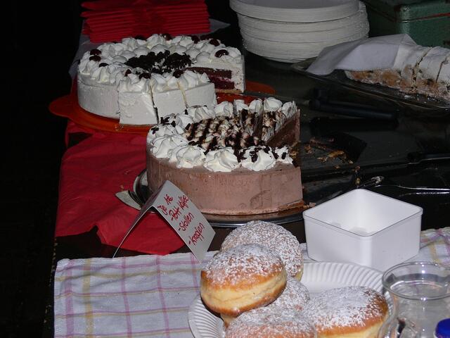 Der Förderverein für Musik und Kultur verkaufte im großen Zelt Kuchen, Krapfen und Stollen, dazu Kaffee und Tee.