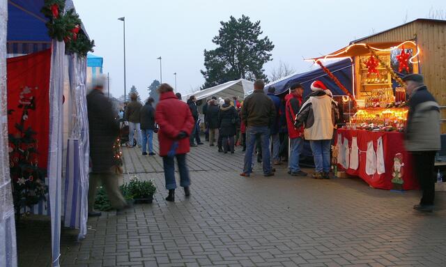 Nicht überlaufen aber doch gut besucht, der Weihnachtsmarkt am Samstag.