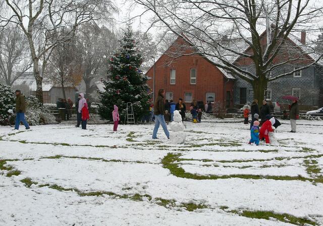 Schnee am Ehrenmal.