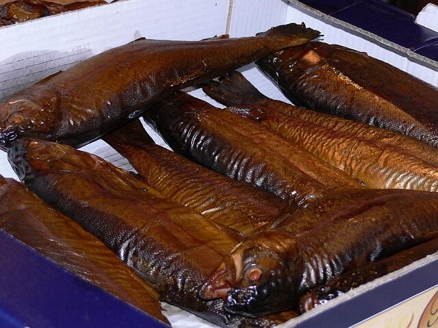 Fisch, frisch geräuchert. Tote Forellen.