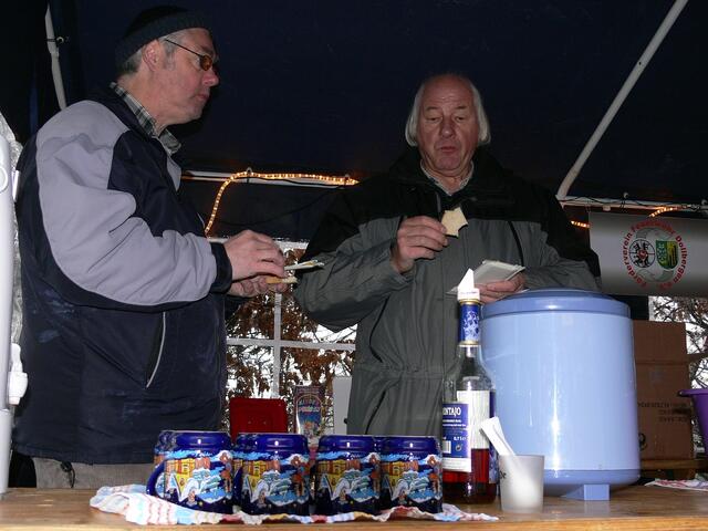 Punsch, Glühwein mit und ohne... Förderverein der Feuerwehr, Uwe Bieler und Wolfgang Redeke.