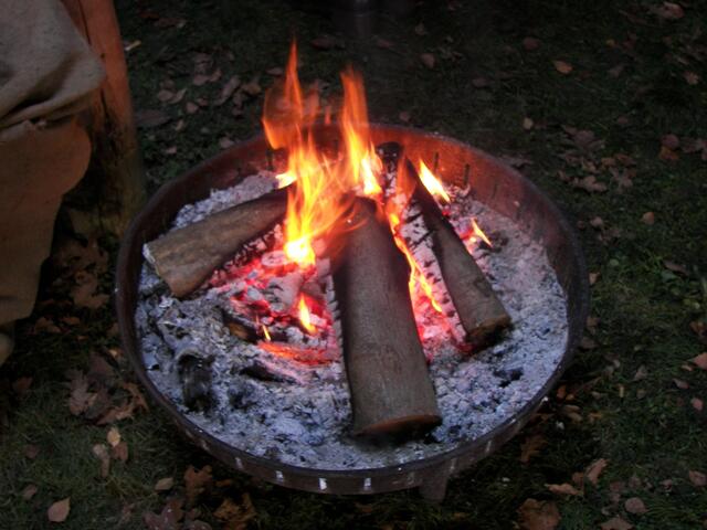 die Pfadfinder überraschen mit einem erstaunlich wärmenden Lagerfeuer im Zelt