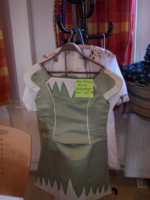 ...ich bin ein Wortspieler und über das Kleid mit der Verhandlungsbasis... je nach Kuchenmenge?