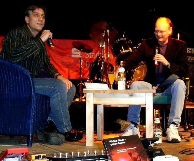 Roland Mierswa (l.) und Klaus Köhler bei der Vorstellung des Buches im Burgdorfer Haus der Jugend. Foto: Hurcks