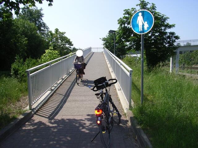 In Burgdorf sollen Radfahrer 130 Meter über die Brücke am Schwimmbad schieben &#8211; nur tut es kaum jemand. Foto: Hurcks